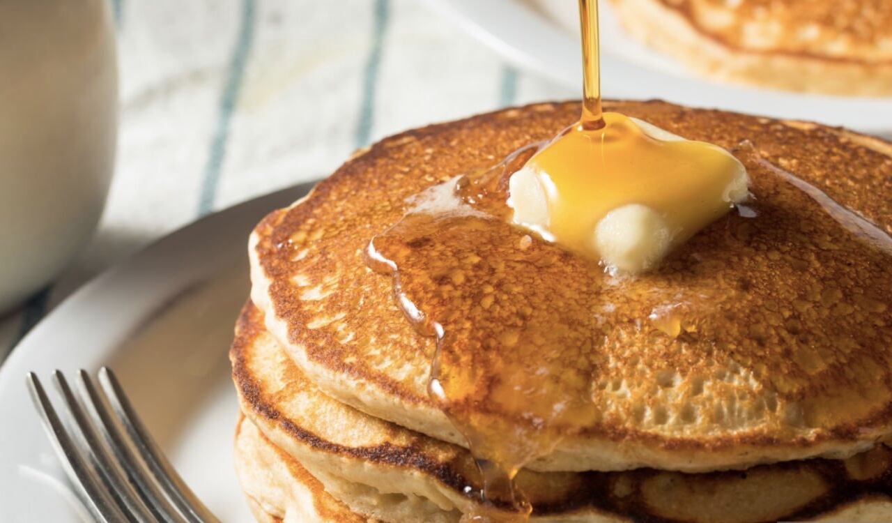 Se darán tres pancakes sin costo adicional por cada cliente que compre algo del menú (imagen de referencia).