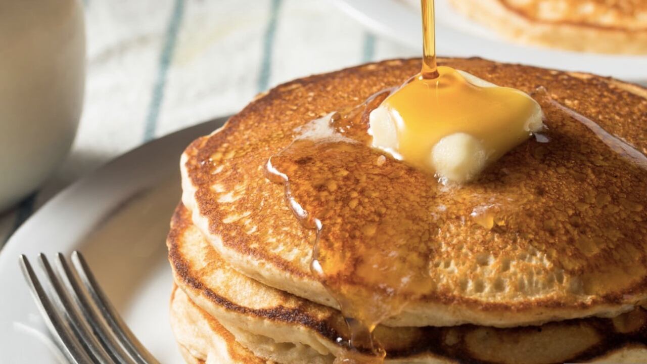 Se darán tres pancakes sin costo adicional por cada cliente que compre algo del menú (imagen de referencia).