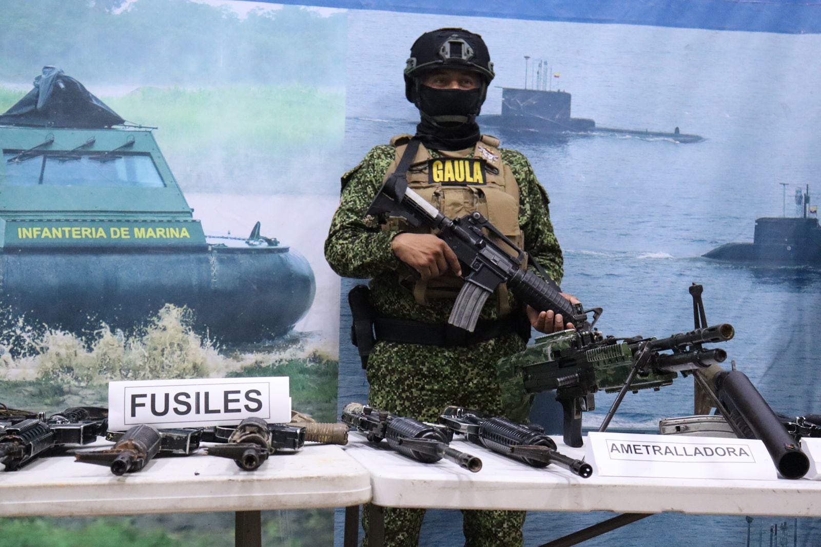 En el armamento entregado había 21 fusiles y una ametralladora.