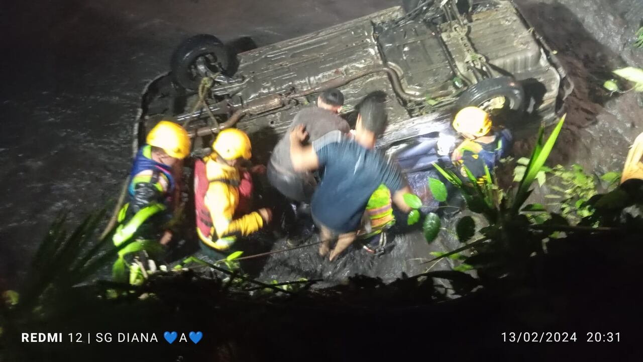El capitán de la Policía, Álvaro Farfán, delegado departamental de Bomberos de Cundinamarca, confirmó que “la creciente arrastró un vehículo particular, quedando dos personas atrapadas”. Foto: Bomberos de Cundinamarca