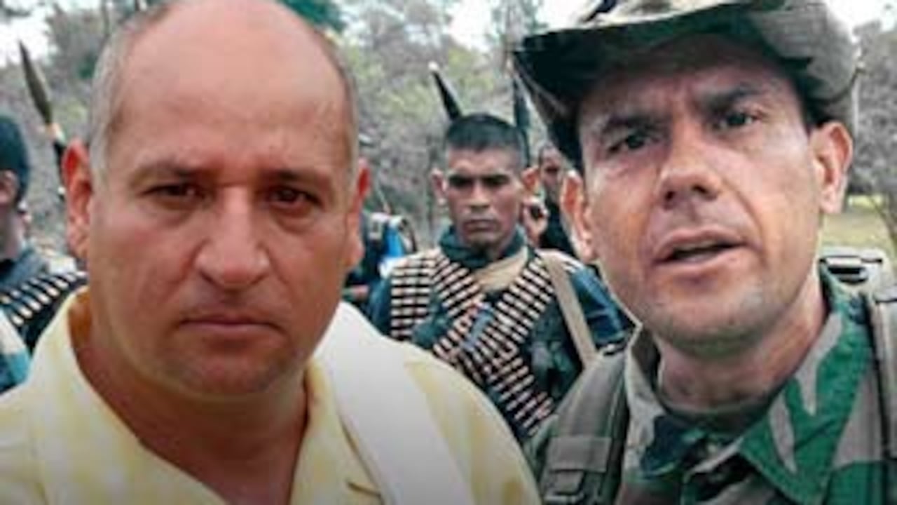 Oficiales de la Dijín escucharon hace dos meses el testimonio de dos ex paramilitares que participaron en el crimen de Carlos Castaño. La investigación los llevó a descubrir las fosas donde estaban los restos de los escoltas de Castaño y se logró la captura de cinco de los autores materiales del crimen.