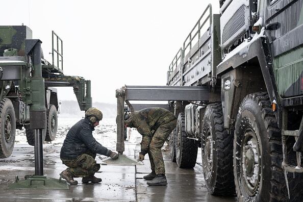 Rusia va a “desarrollar” sus instalaciones militares en Kirguistán, país de Asia Central aliado de Moscú, anunció el lunes el Kremlin después de un encuentro en la capital rusa de los presidentes de ambas naciones. (Photo by Sebastian Kahnert/picture alliance via Getty Images)
