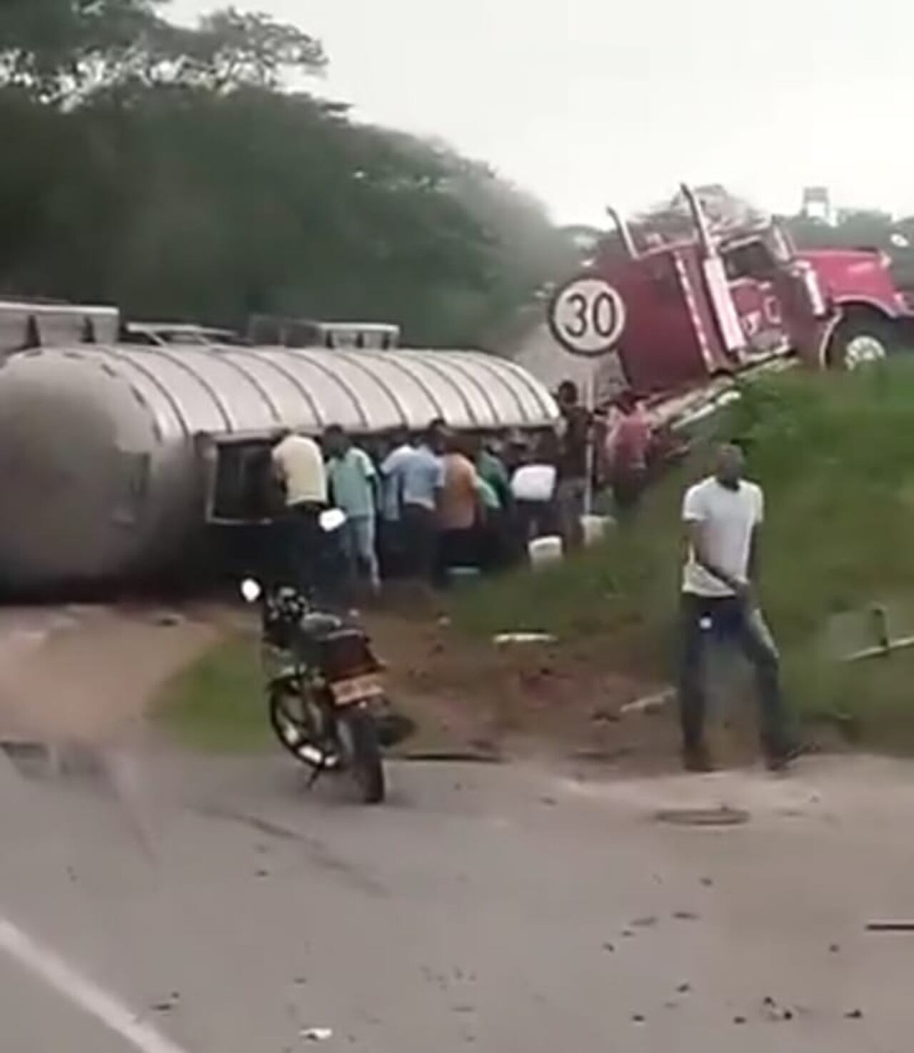 En la vía entre El Plato y Granada, Magdalena, habitantes saquearon gasolina de un camión cisterna que se acababa de volcar.