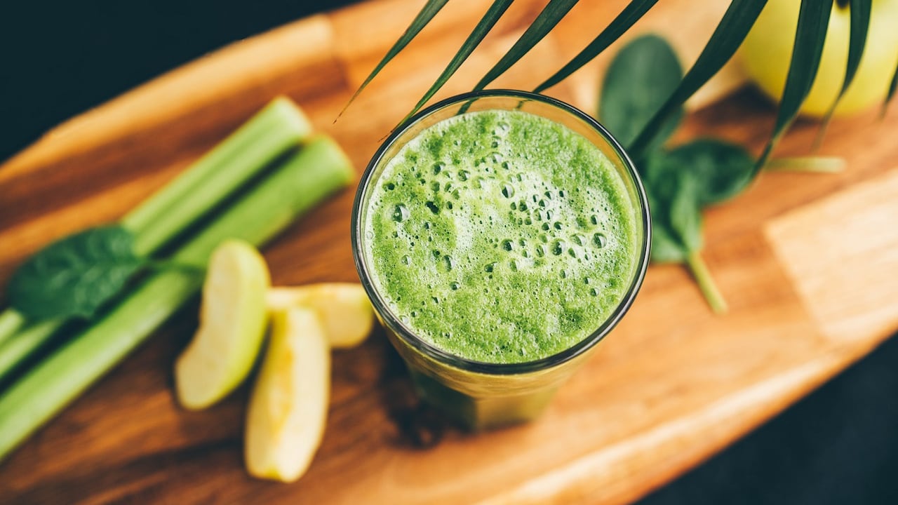 El apio es rico en fibra y tiene efectos diuréticos.