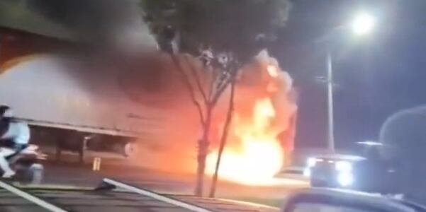 El siniestro terminó con un incendio vehicular en plena vía.