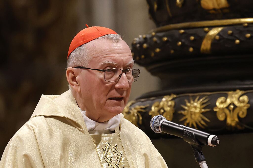 El cardenal Pietro Parolin celebra una misa en memoria del Papa Juan Pablo II con motivo del vigésimo aniversario de su muerte, en la Basílica de San Pedro en el Vaticano, el 2 de abril de 2025