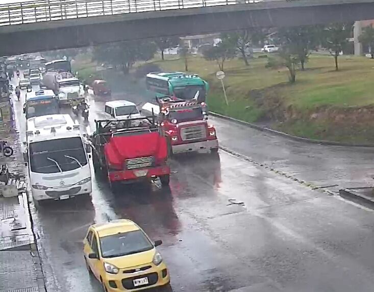 Camión varado en la Boyacá.