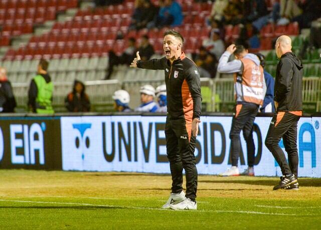 Tras los frustrados intentos de Harold Rivera, Gerardo Bedoya y Hubert Bodhert, Pablo Peirano fue el técnico que logró clasificar a Santa Fe a cuadrangulares nuevamente.