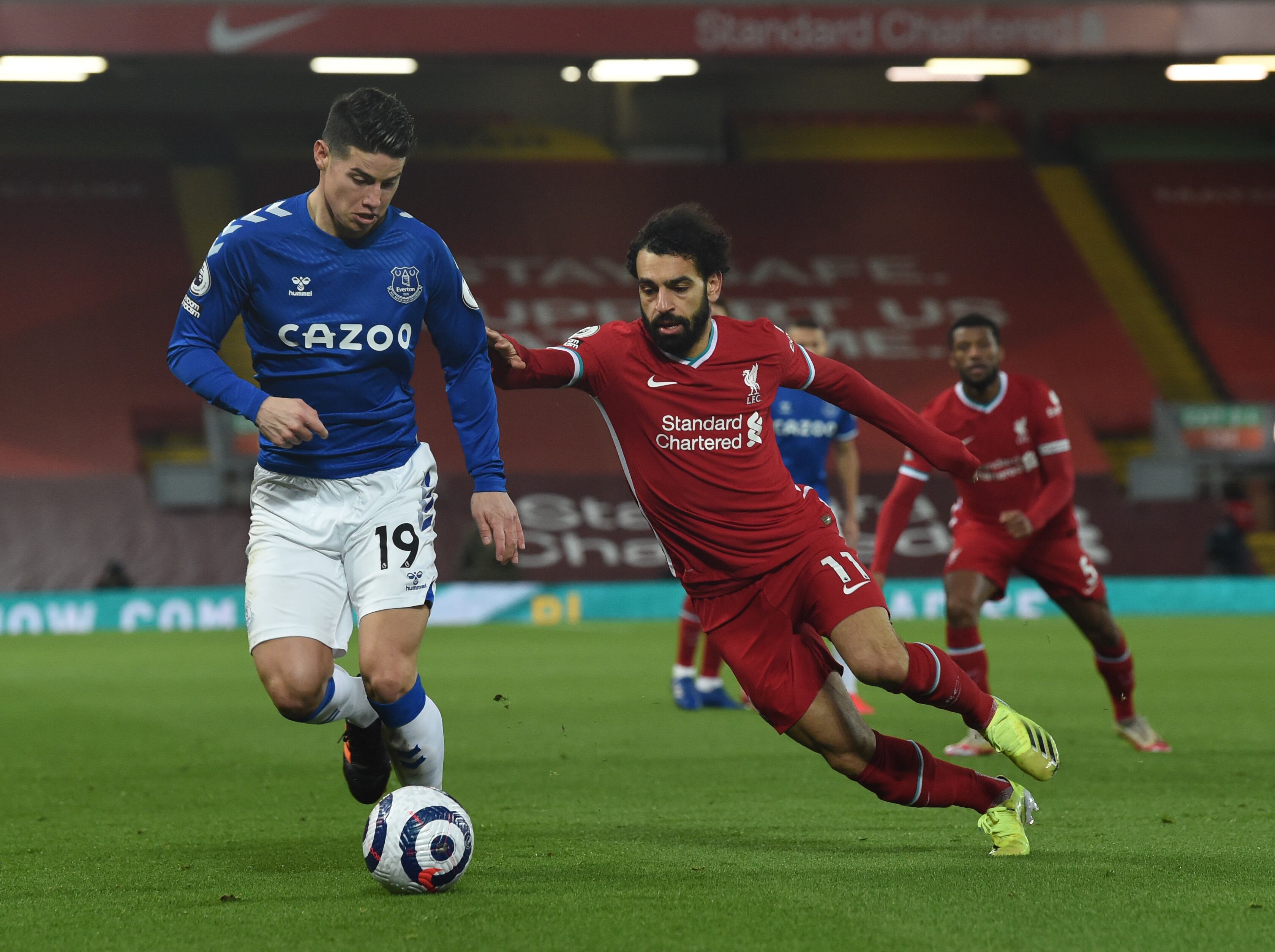Salah se enfrentó a James en medio de un clásico de Merseyside