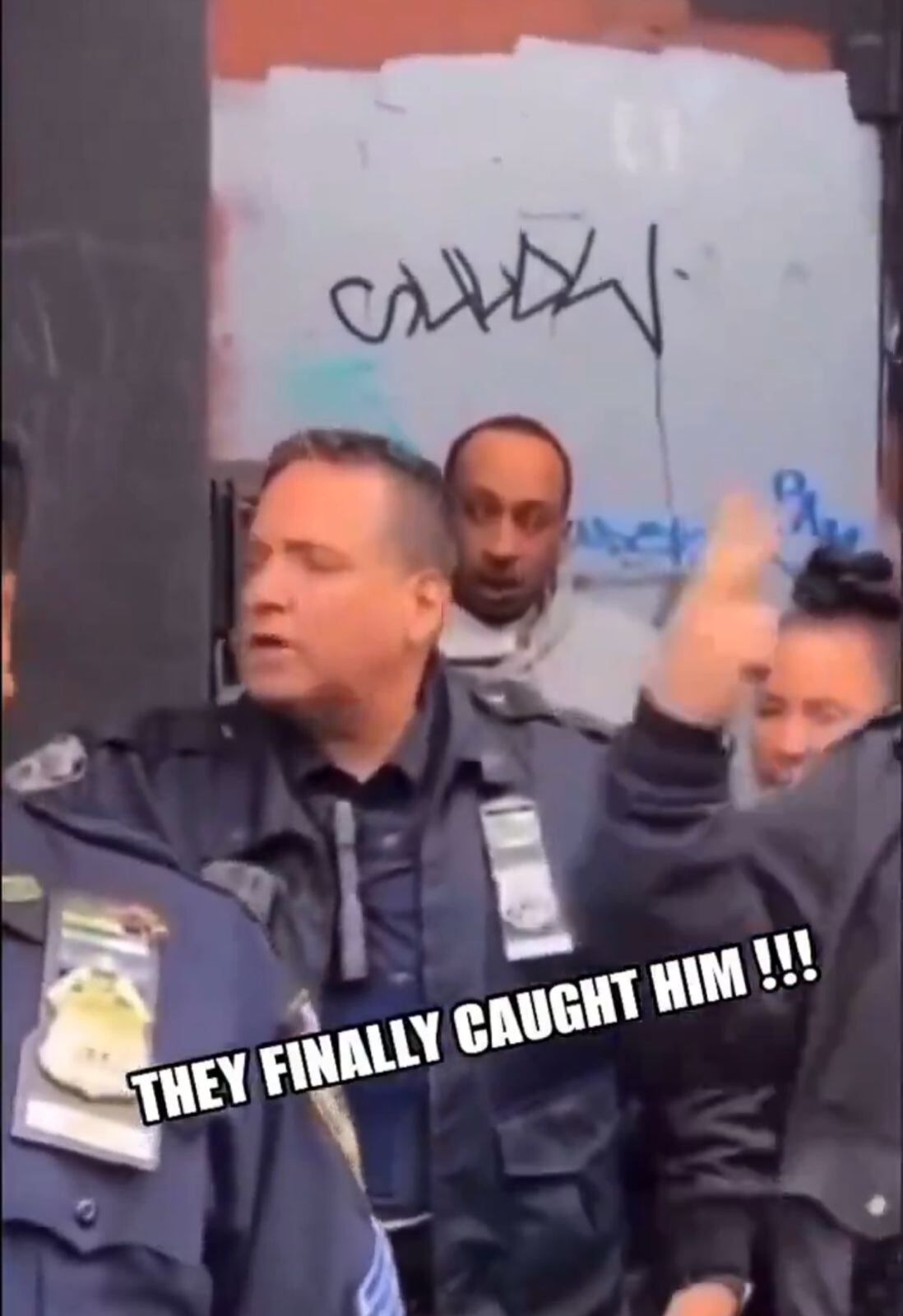 La policía tuvo que proteger al detenido antes de que fuera linchado por un grupo de ciudadanos