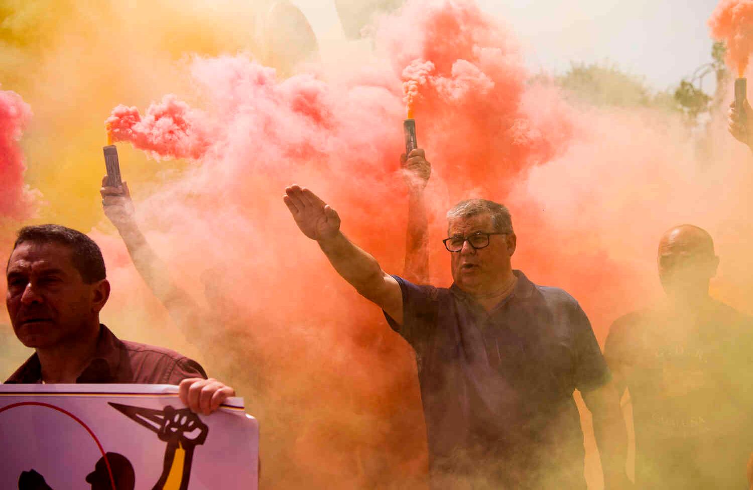 Un hombre hace el saludo fascista durante una manifestación convocada por grupos de extrema derecha bajo el lema "Por el cierre de TV3" frente a la sede de la televisión pública catalana "TV3" en Barcelona al margen de una contra-protesta antifascista. Josep Lago / AFP