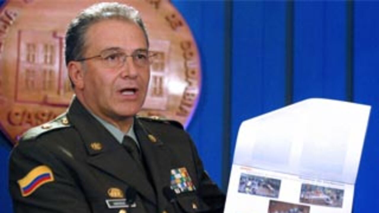 El director de la Policía, general Óscar Naranjo, presentó fotografías y correos descubiertos en el computador de Raúl Reyes las cuales demuestran vínculos del gobierno de Ecuador con las Farc
