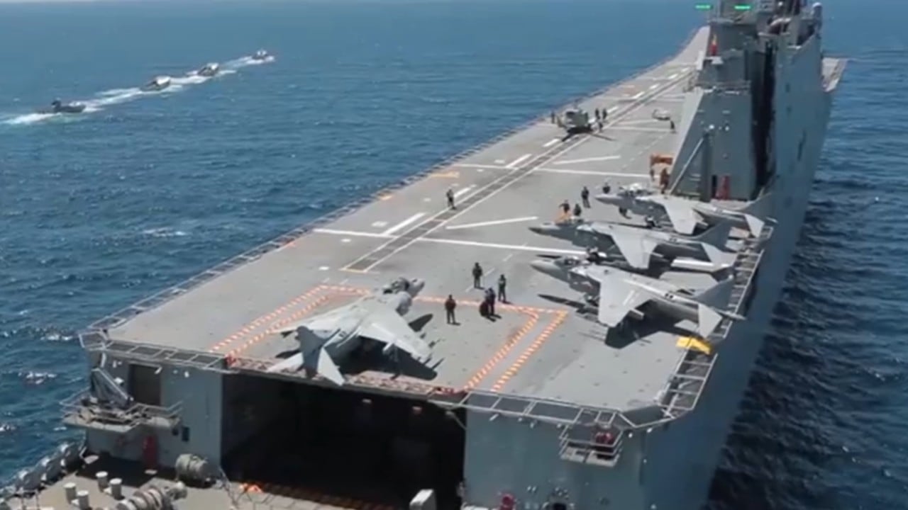 El buque tiene un desplazamiento de 26.000 toneladas, una eslora de 231 metros y una manga de 32 metros.