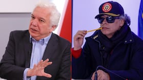De izquierda a derecha: Carlos Alonso Lucio y Gustavo Petro.