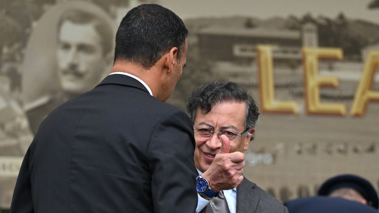 El presidente de Colombia, Gustavo Petro, saluda al ministro de Defensa de Colombia, el general Pedro Sánchez, durante una ceremonia de reconocimiento de tropas en la Escuela de Cadetes Militares José María Córdova en Bogotá el 11 de marzo de 2025. (Foto de RAÚL ARBOLEDA / AFP).