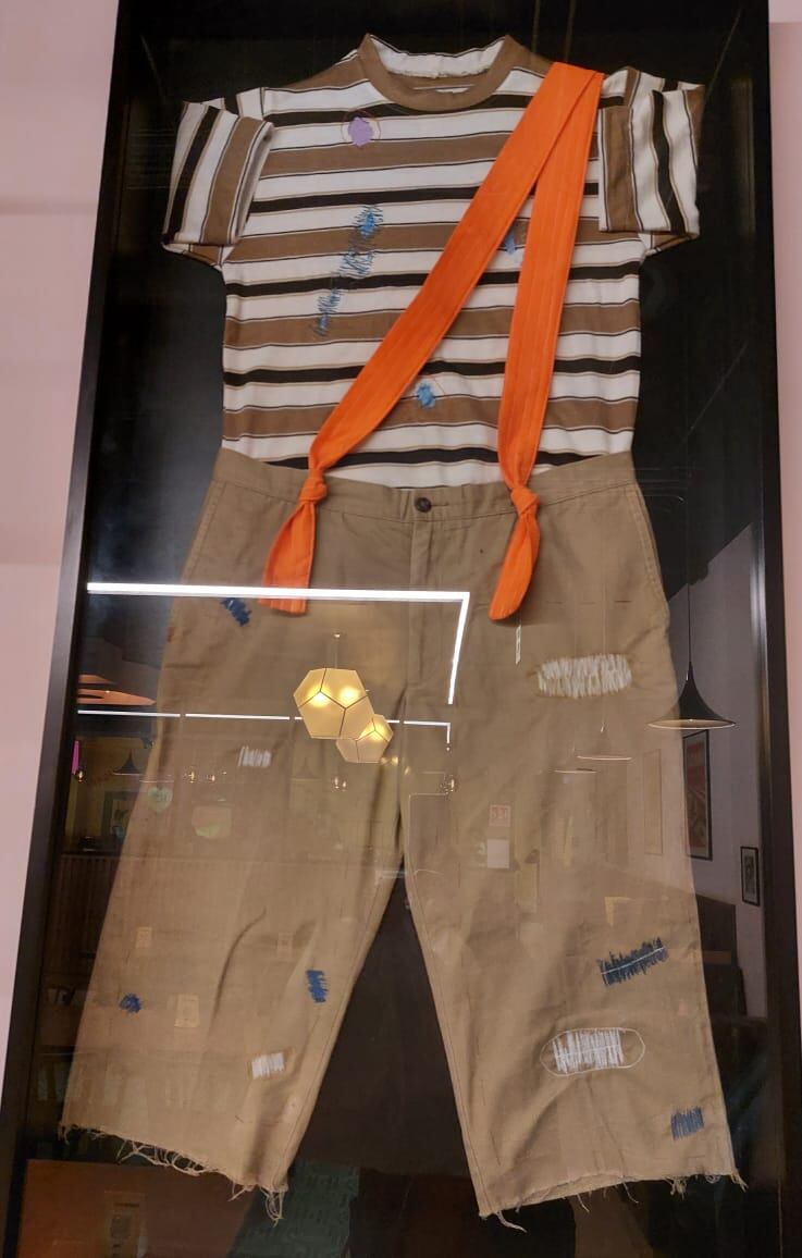 El traje del Chavo del 8 que está en la vecindad del Chavo, en Ciudad de México