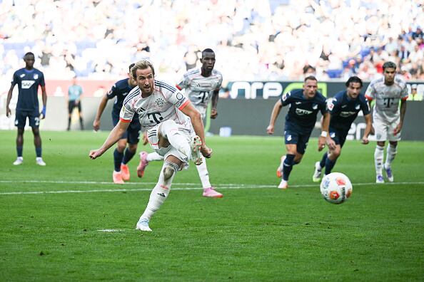 Harry Kane anotando uno de sus goles de penal ante Hoffenheim.