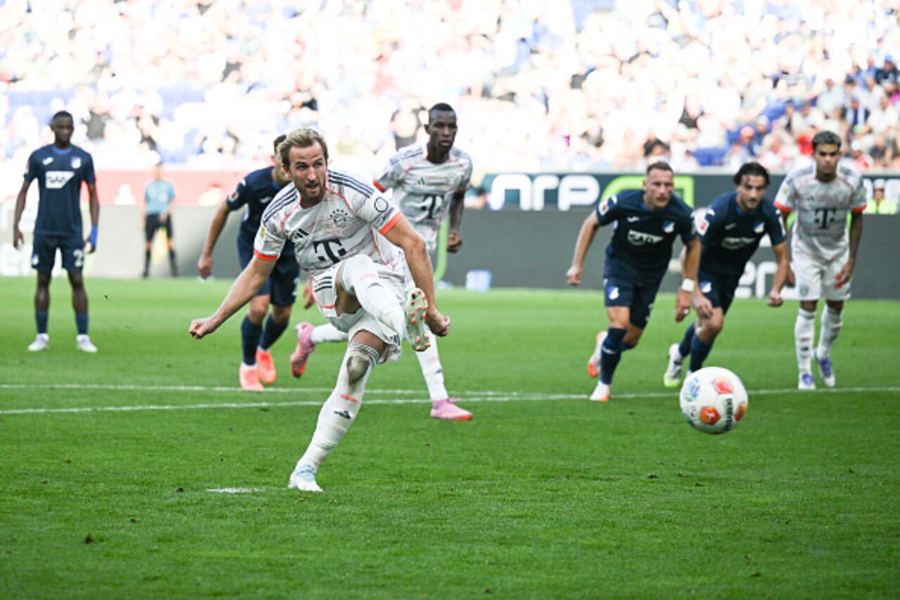 Harry Kane anotando uno de sus goles de penal ante Hoffenheim.