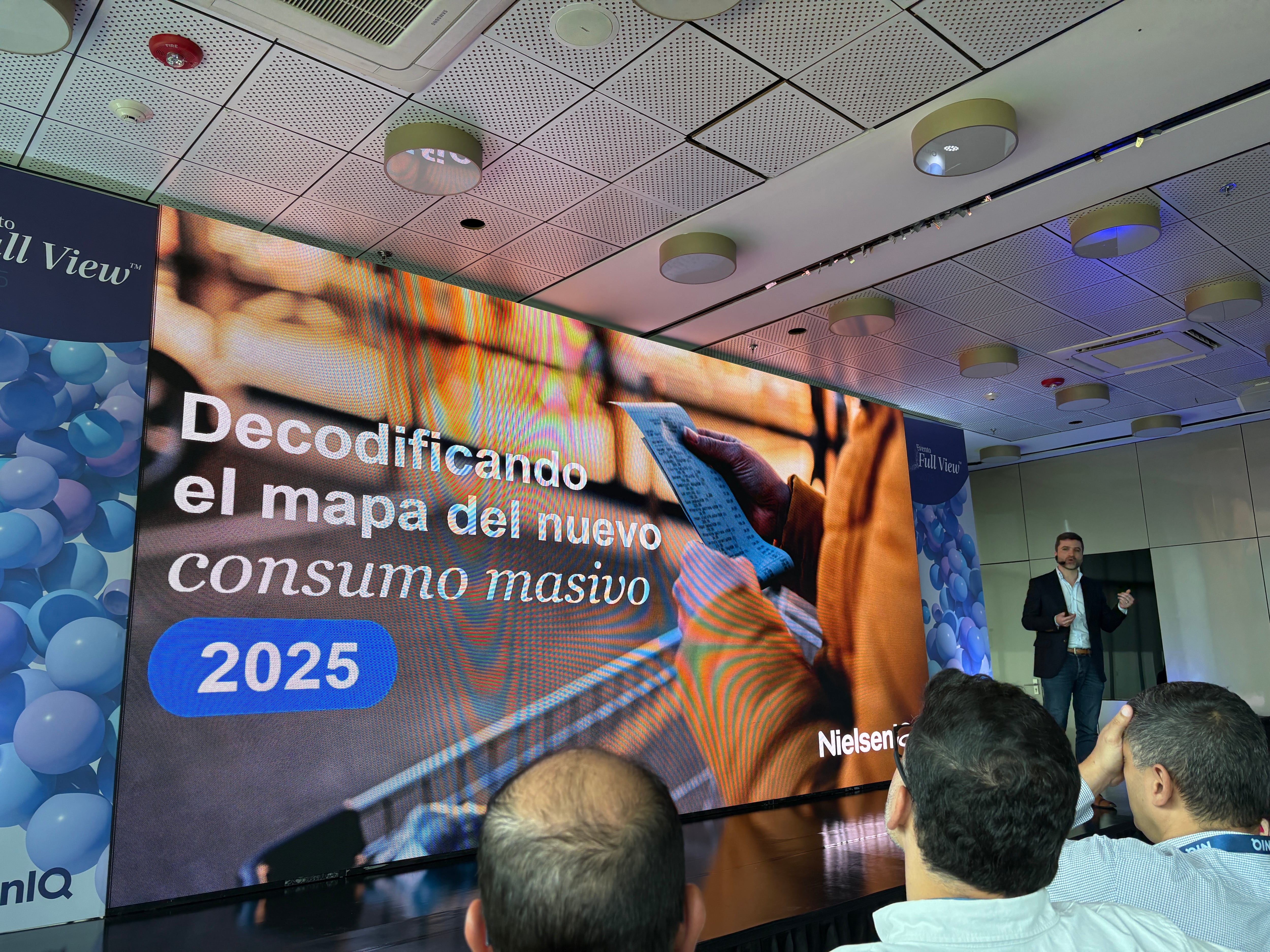 El mercado colombiano de consumo masivo atraviesa un momento de marcada polarización, en el que los hogares alternan entre opciones económicas y productos premium