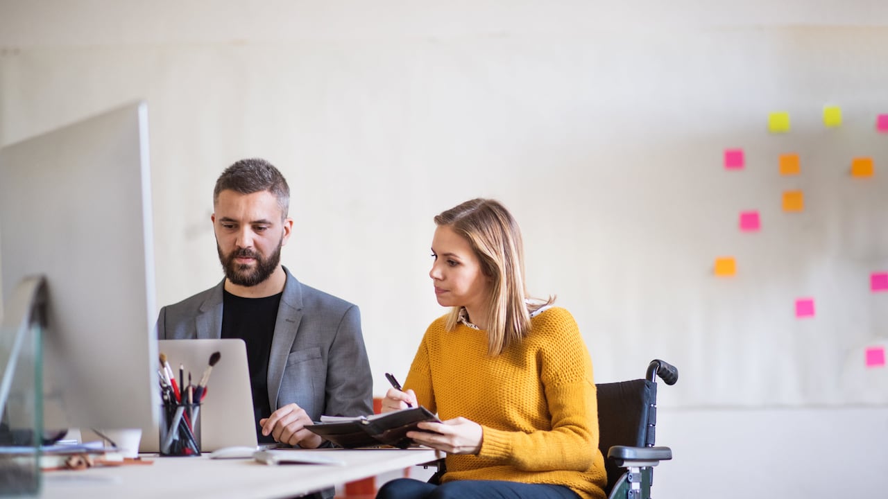 Los esfuerzos para brindarle oportunidades de empleo a personas con discapacidad en Colombia.