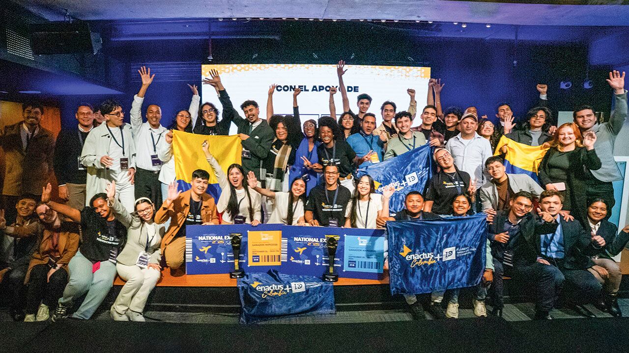 Los jóvenes conversan sobre diferentes temáticas como el manejo del sistema de salud, la descertificación o las relaciones internacionales. 