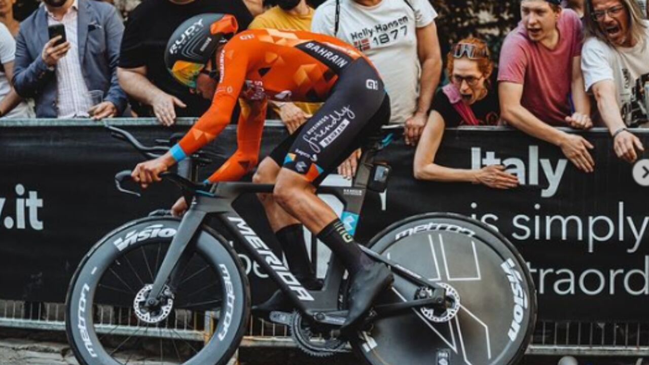 Santiago Buitrago, ciclista del Team Bahrain Victorious se acerca a la camiseta blanca de los jóvenes.