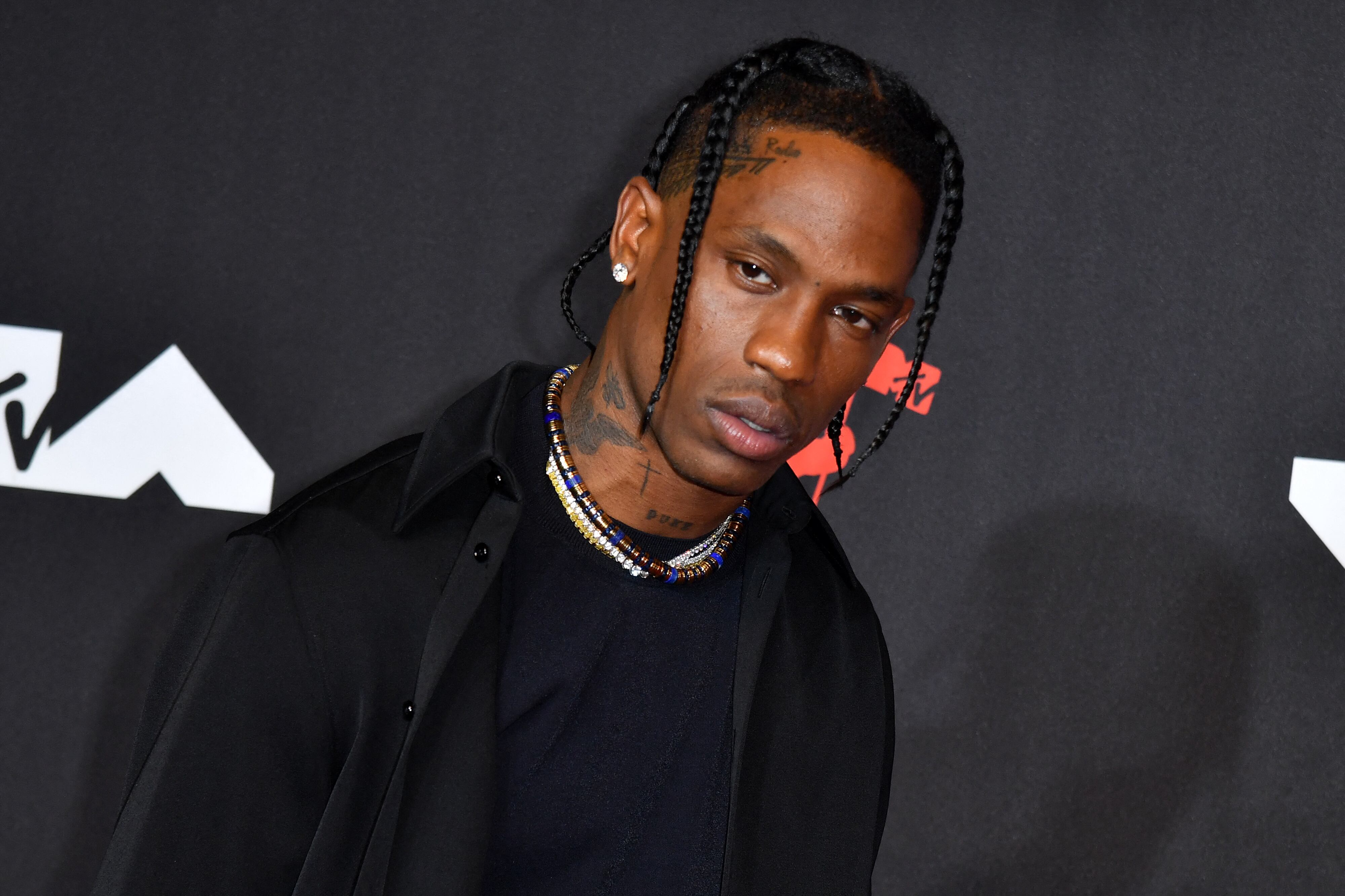 Denuncian a rapero Travis Scott por avalancha humana en festival musical que dejó 8 muertos