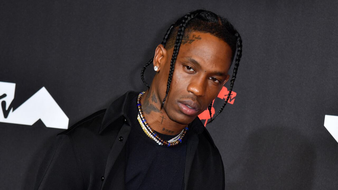 Denuncian a rapero Travis Scott por avalancha humana en festival musical que dejó 8 muertos.