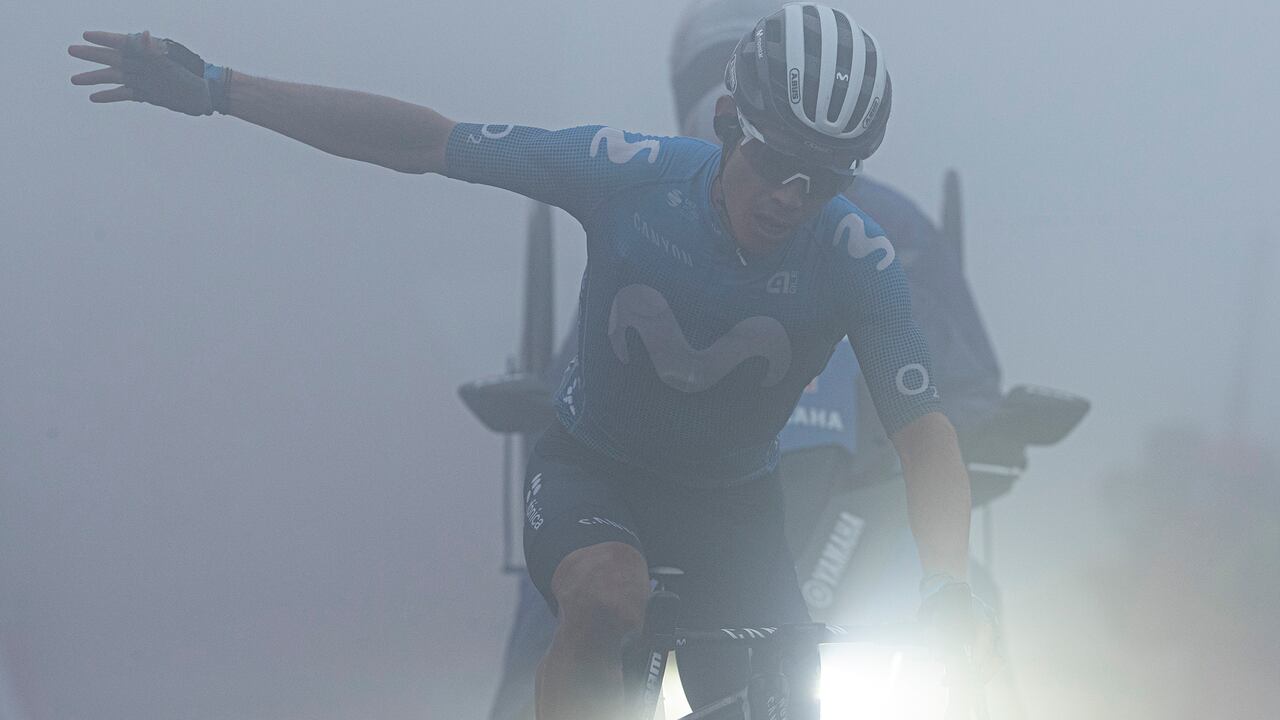 Miguel Ángel López de Colombia cruza la línea para ganar la 19ª etapa entre Salas y Alto de Gamoniteiro, durante la carrera de Ciclismo de La Vuelta en España, jueves 2 de septiembre de 2021. Foto AP / Lalo R. Villar