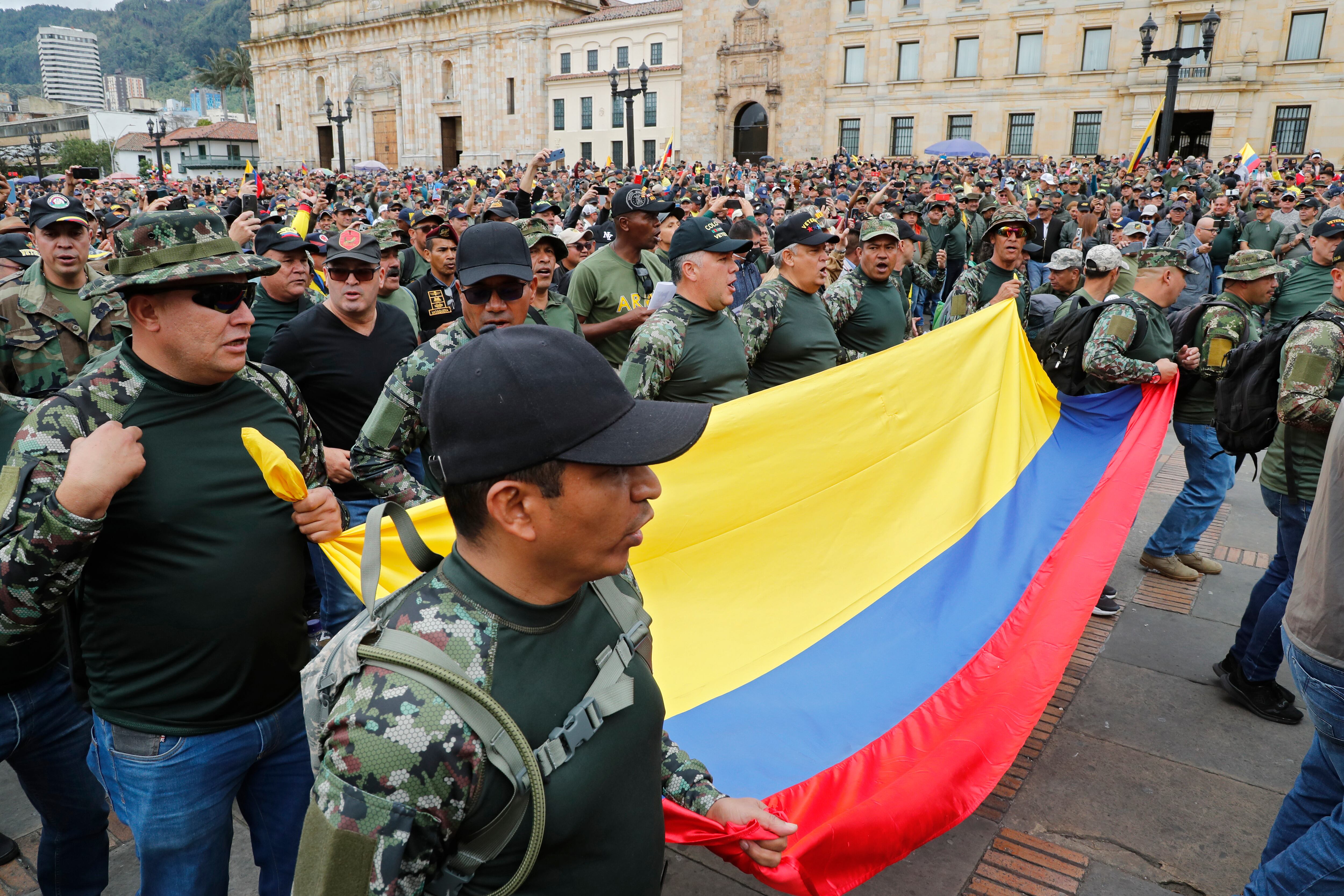 Militares retirados se tomaron la Plaza de Bolívar para protestar contra  la política de seguridad nacional del Gobierno del presidente Gustavo Petro
Reservas fuerza publica
Bogota mayo 10 del 2023
Foto Guillermo Torres Reina / Semana