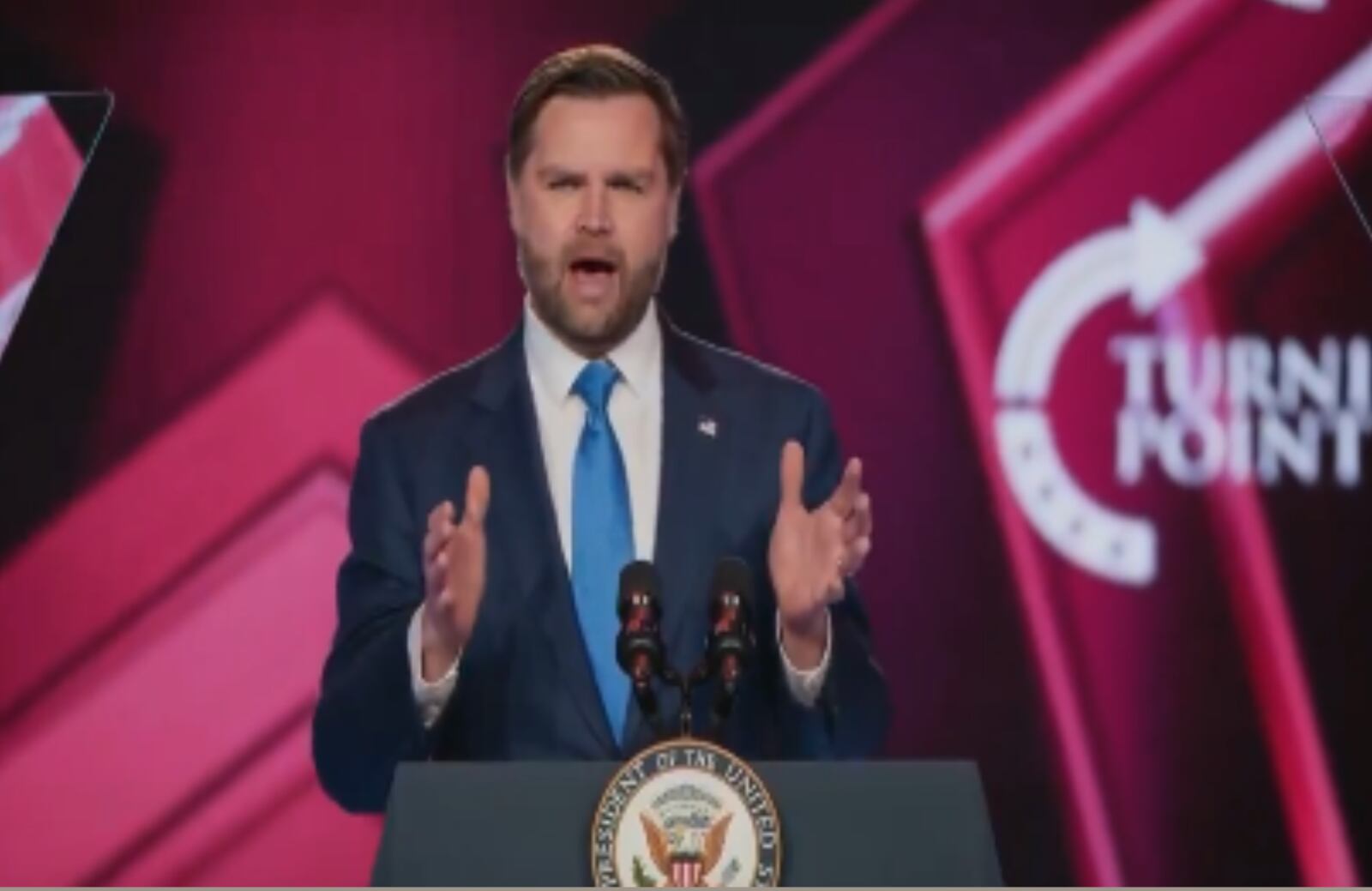 El vicepresidente J.D. Vance durante su discurso de cierre en AmericaFest 2025, el evento organizado por Turning Point USA en Phoenix, donde llamó a la unidad del conservadurismo y reforzó su proyección política nacional.