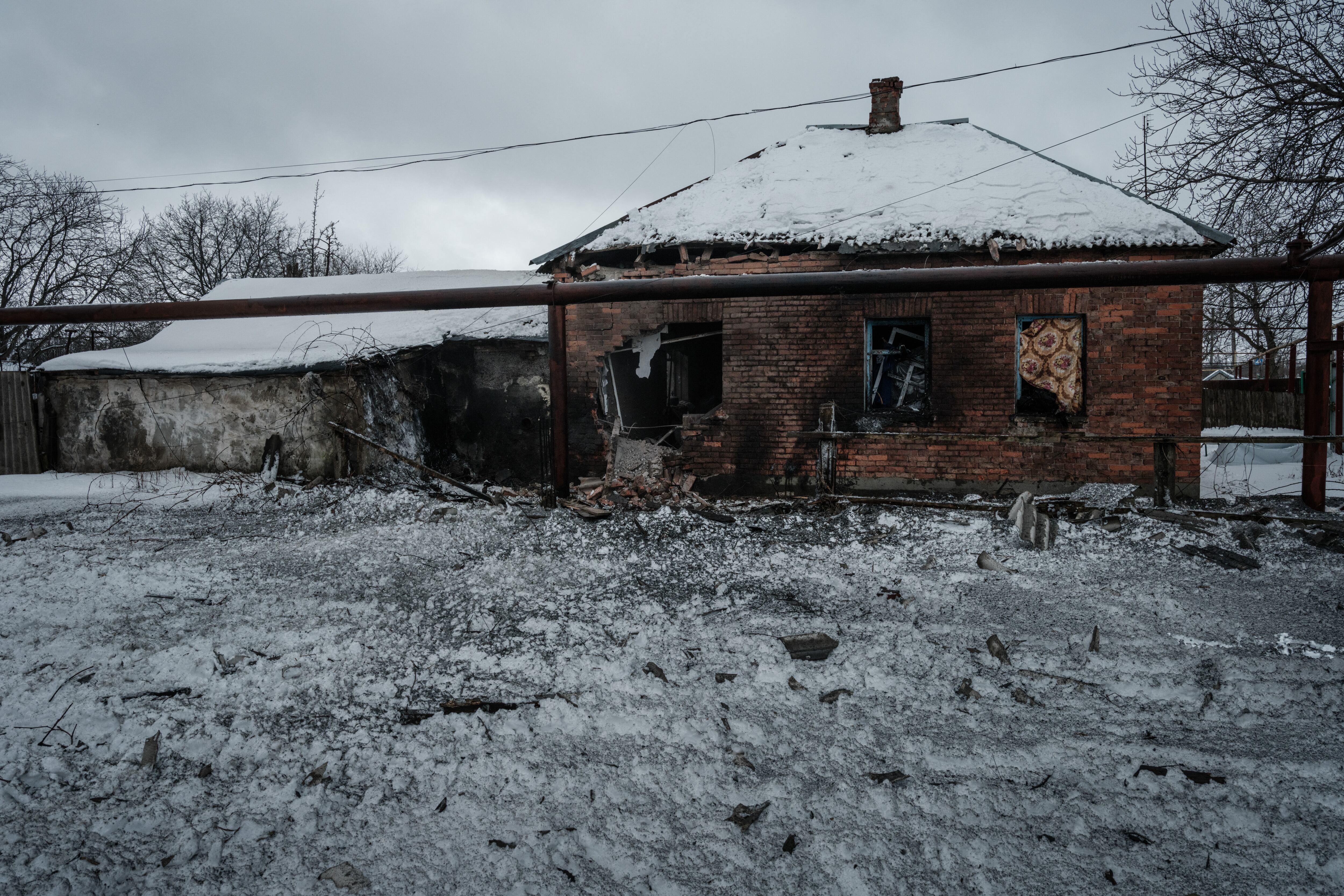 Una casa destruida por los bombardeos está cubierta de nieve en Chasiv Yar el 14 de febrero de 2023, en medio de la invasión rusa de Ucrania. (Foto de YASUYOSHI CHIBA / AFP)