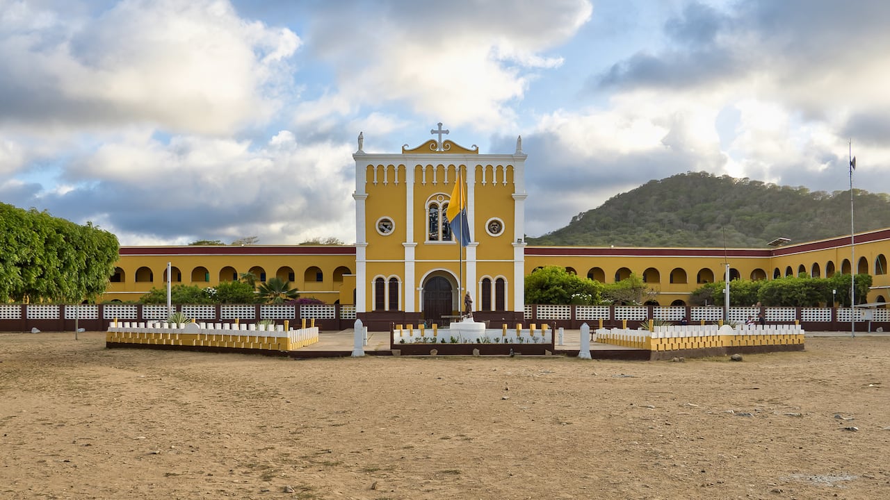 La Serranía de Macuira es una cadena montañosa del norte de Colombia ubicada en el municipio de Uribia (cerca del pueblo de Nazaret), La Guajira. La Serranía de Macuira se encuentra en medio del desierto de La Guajira a 864 m.
