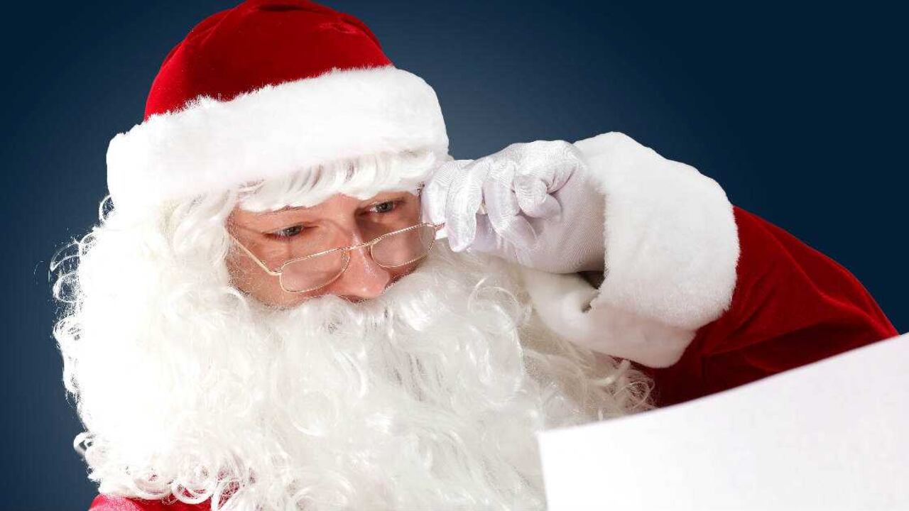 Los Santas Claus deben aprender cómo comunicarse con los niños y posar para las fotos.