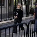 La reportera senior de la Casa Blanca de CNN, Betsy Klein, camina hacia la sede presidencial, poco antes de que le confiscaran sus credenciales junto con otros reporteros.