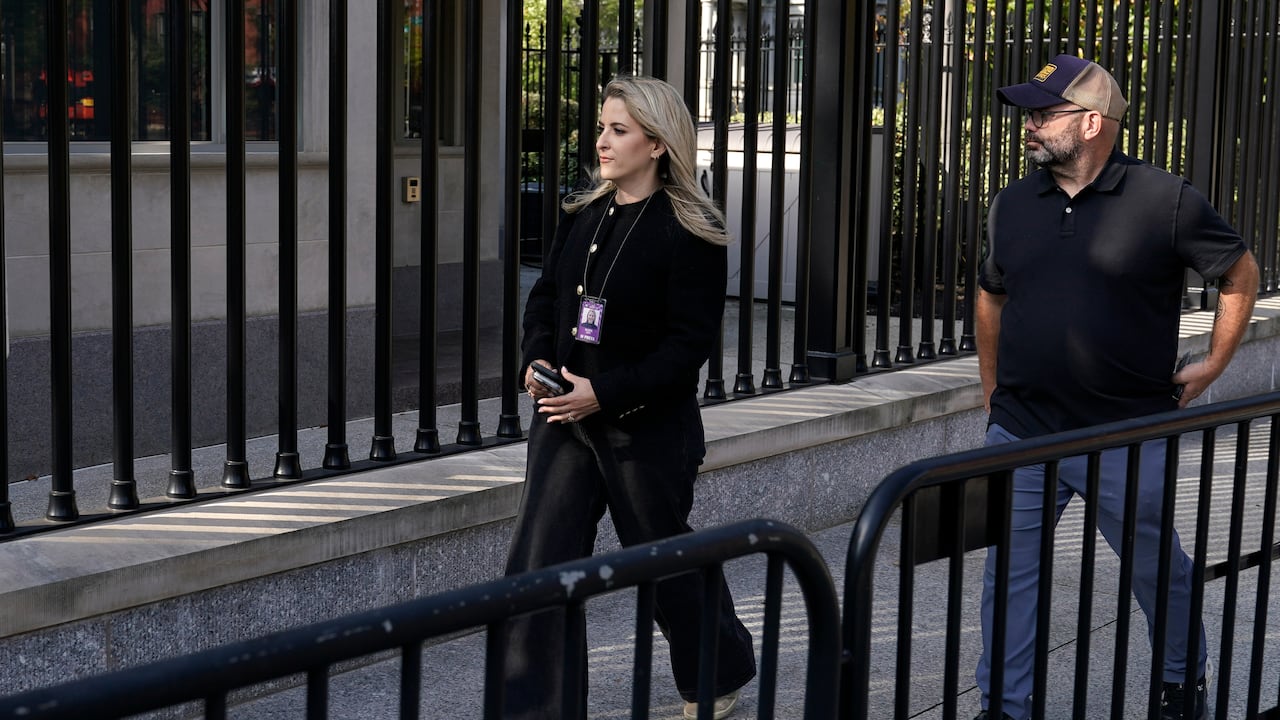 La reportera senior de la Casa Blanca de CNN, Betsy Klein, camina hacia la sede presidencial, poco antes de que le confiscaran sus credenciales junto con otros reporteros.
