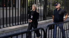 La reportera senior de la Casa Blanca de CNN, Betsy Klein, camina hacia la sede presidencial, poco antes de que le confiscaran sus credenciales junto con otros reporteros.