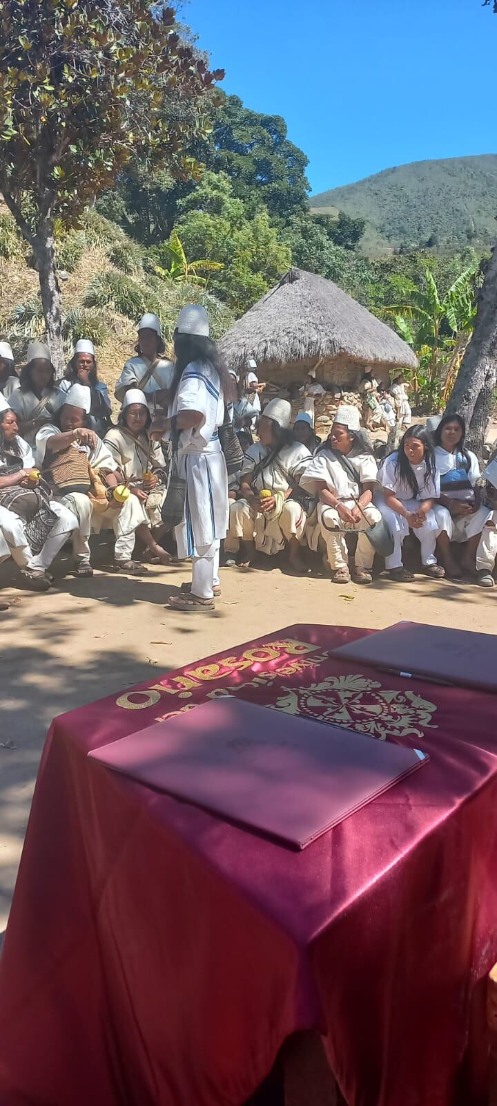 Encuentro con la comunidad arhuaca en Nabusimake, donde se firmó un acuerdo marco de cooperación interinstitucional entre la Confederación Indígena Tayrona y la Universidad del Rosario.