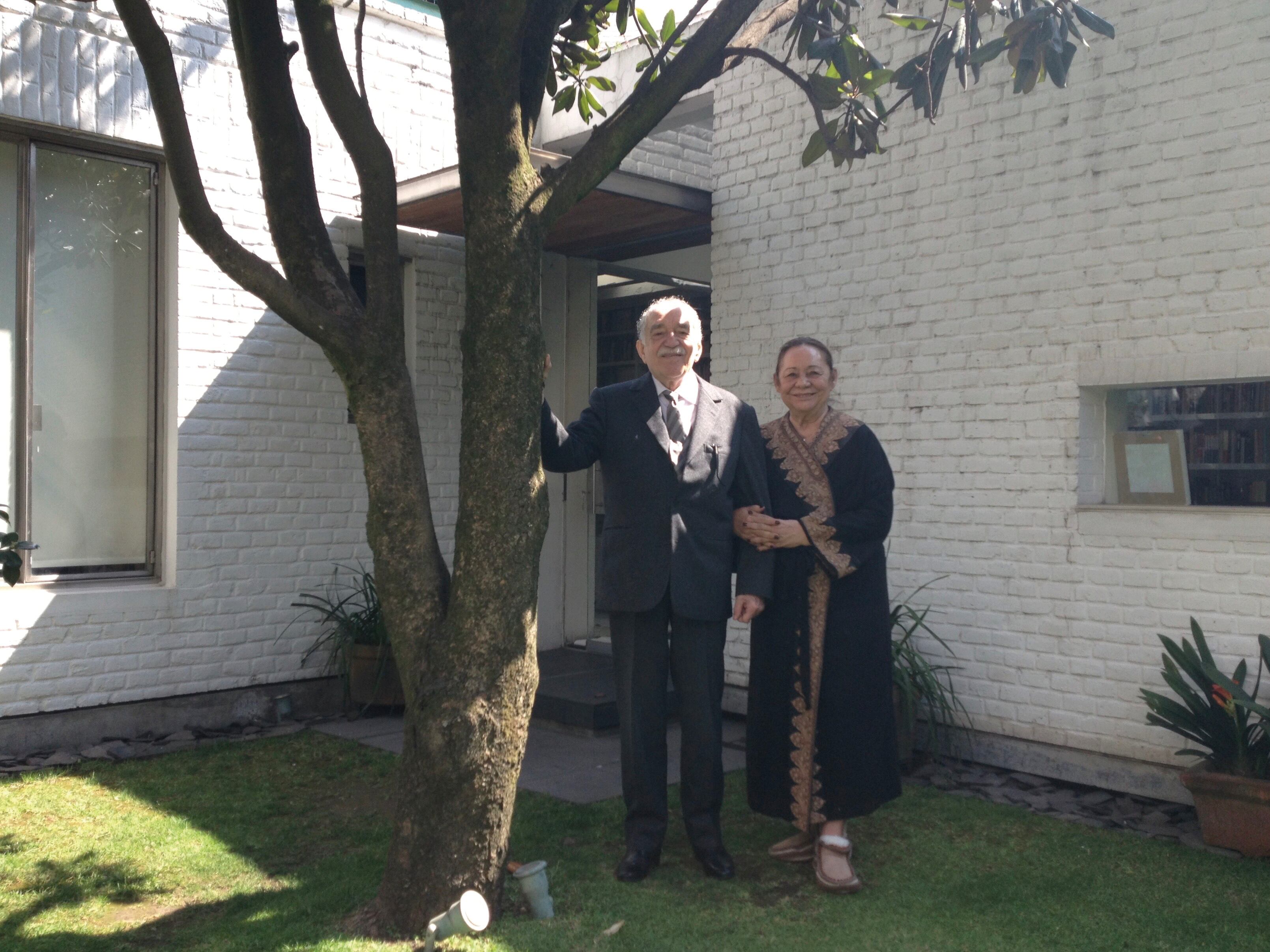 Mercedes Barcha Pardo y Gabriel García Márquez
12 de octubre de 2012.
Treinta años después de anunciar el Premio Nobel, mismo lugar, mismo árbol, misma bata para la ocasión.