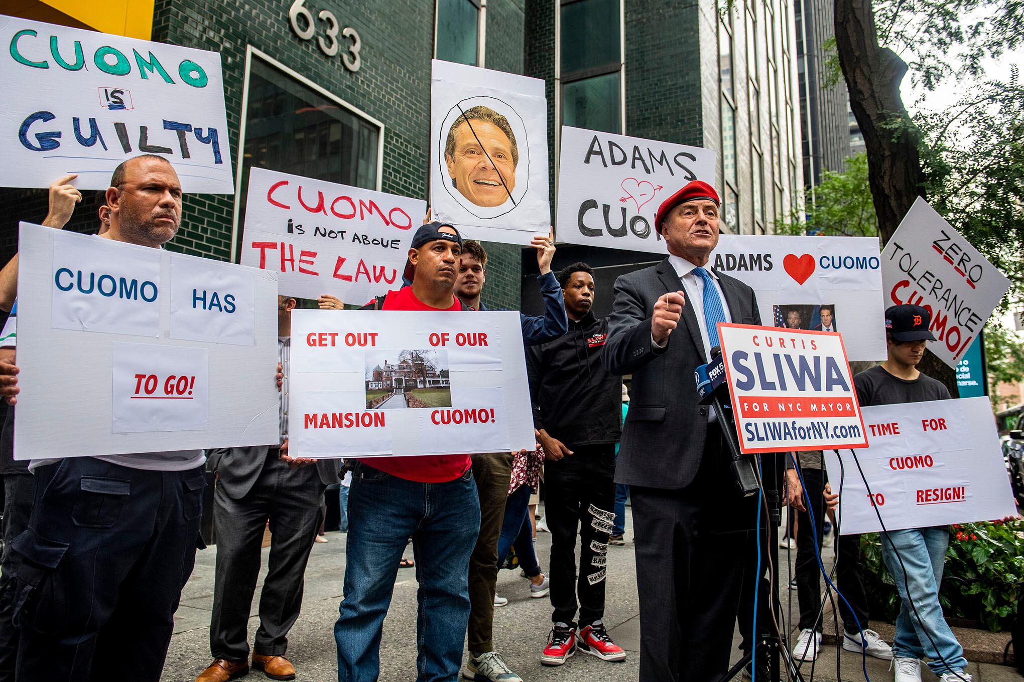 La demanda en contra del gobernador de Nueva York.