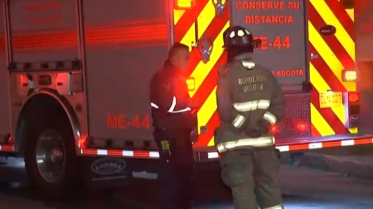 Cuerpo de Bomberos atendiendo la emergencia registrada en Bogotá.