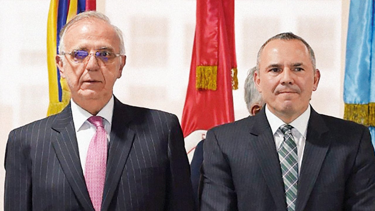 Ministro de Defensa, Iván Velásquez, y el general (r) Javier Alberto Ayala, nuevo rector de la U. Militar
