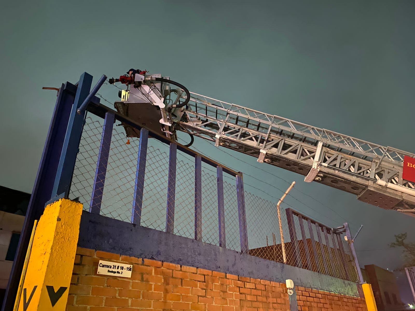 Los Bomberos llevaron tres máquinas extintoras, una máquina de altura y un carrotanque para combatir el incendio.