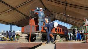 Construcción del primer "bus" que navegará por el río Magdalena.