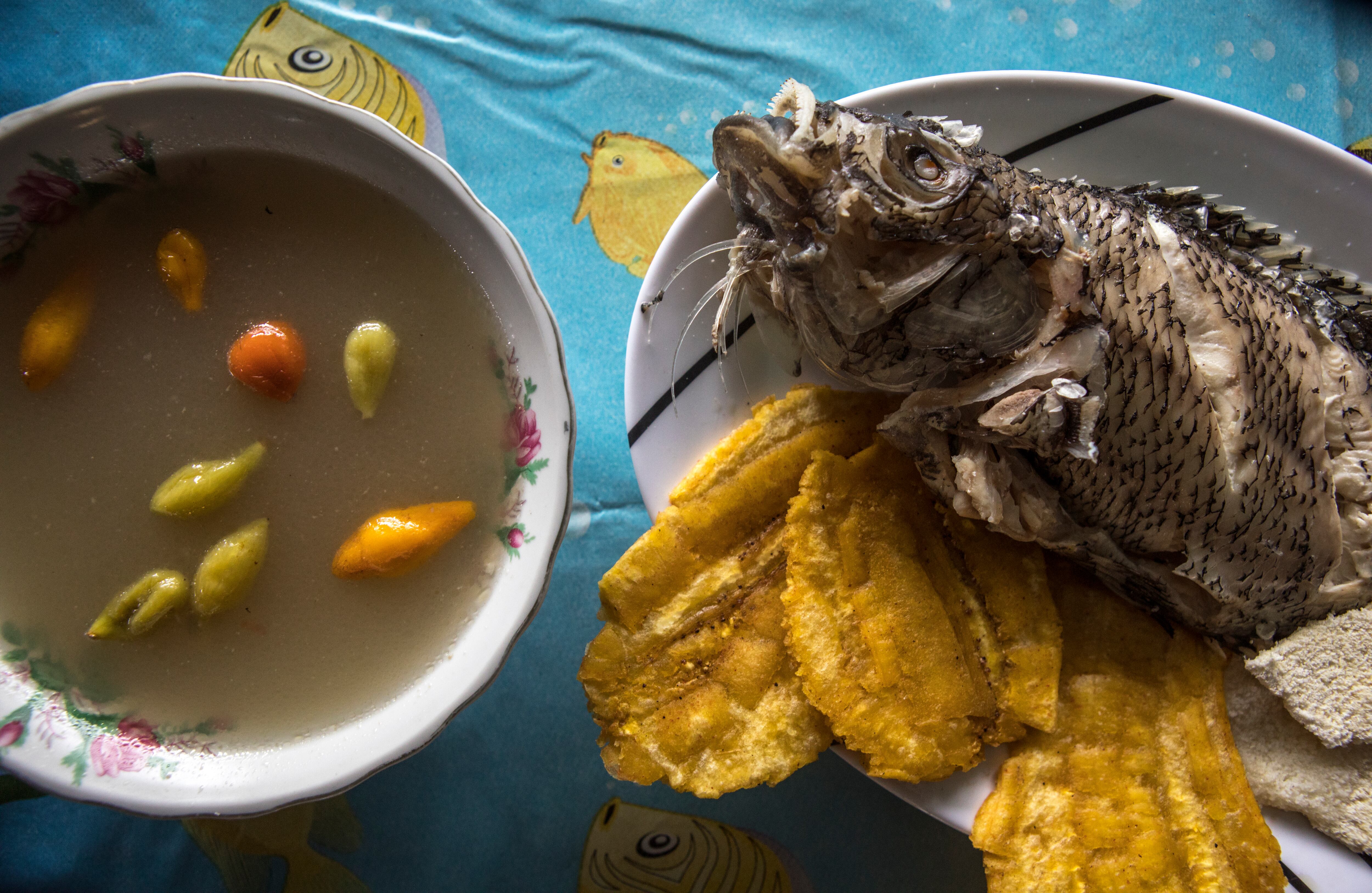 A punto de ajiceros, Ligia ha logrado sacar adelante a sus tres hijos:  Leonidas, Tito Alexis y Jesualdo, quienes la acompañan en la aventura de emprender y crecer. “Un día me senté con ellos y les comenté la intención de ampliar el negocio, porque a veces no nos alcanza el espacio o nos cierran la plaza y hay clientes aun comiendo”, señala. Por eso han decidido construir una casona en un terreno propio que esperan abrir a finales de julio. “Ese día vamos a invitar a los clientes que nos han apoyado siempre”, dice con alegría. Foto: Juan Carlos Sierra