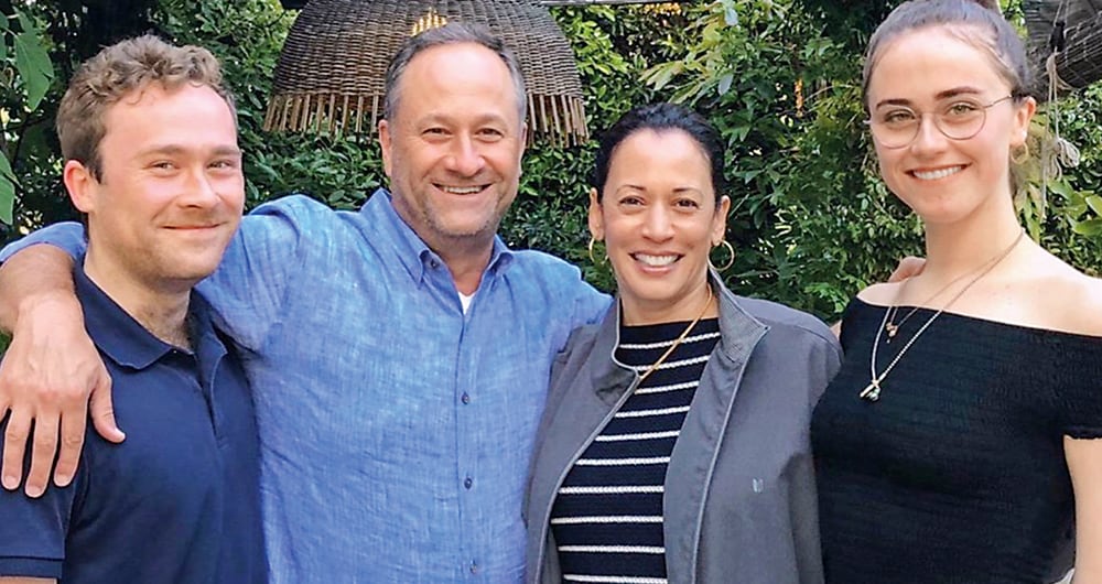 Tiene un idílico matrimonio con Douglas Emhoff, a cuyos hijos, Cole y Ella, adora como propios. Harris dice en broma: “Somos una familia un poquito demasiado funcional”.