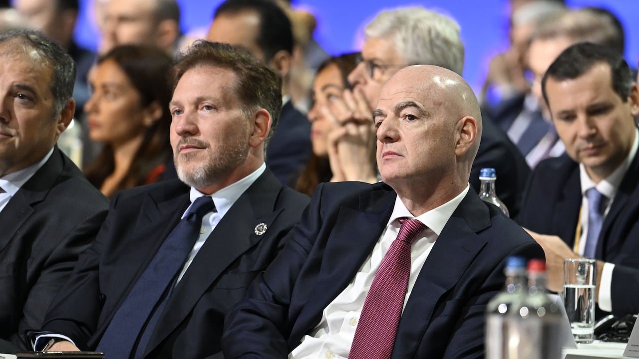 Alejandro Domínguez, presidente de la Conmebol (izq.), junto a Gianni Infantino, presidente de la Fifa (der.).