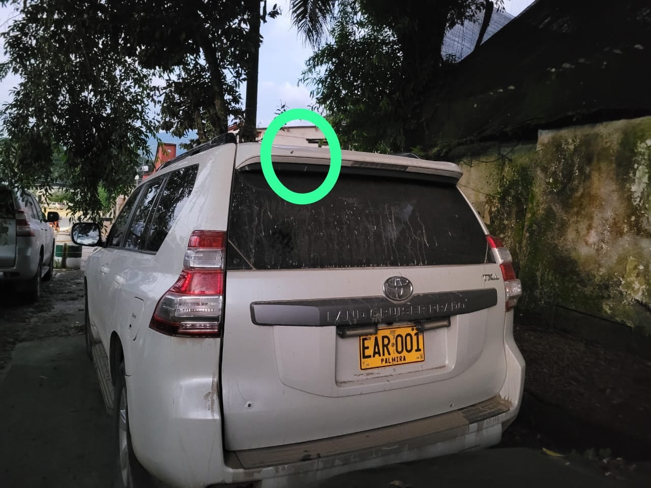 Una de las camionetas atacadas con tiros de fusil.