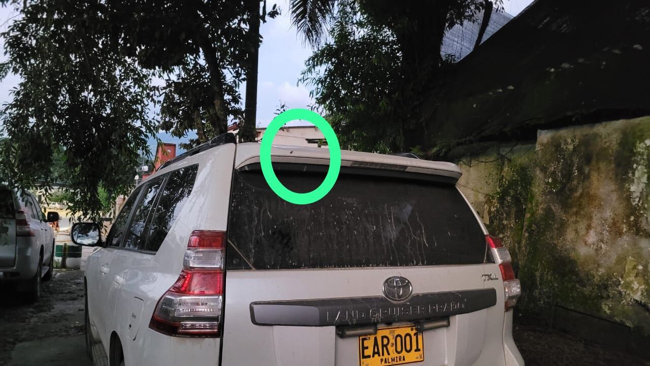 Una de las camionetas atacadas con tiros de fusil.