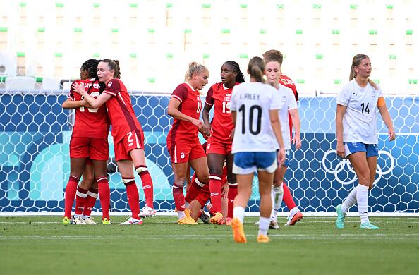 Cloe Lacasse #6 del equipo de Canadá celebra el primer gol de su equipo con sus compañeras de equipo durante el partido del grupo A femenino entre Canadá y Nueva Zelanda durante los Juegos Olímpicos de París 2024 en el Stade Geoffroy-Guichard el 25 de julio de 2024 en Saint-Etienne, Francia.